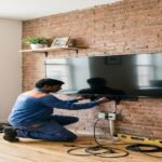 فني تركيب ستاندات شاشات بالكويت | تركيب ثابت ومتحرك بمهارة عالية 24 ساعة